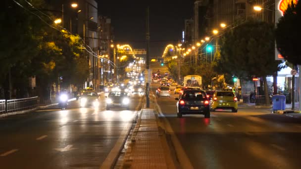 Tráfico nocturno en Atenas — Vídeos de Stock