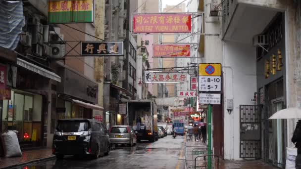 Regenachtige Hong Kong zijstraat — Stockvideo