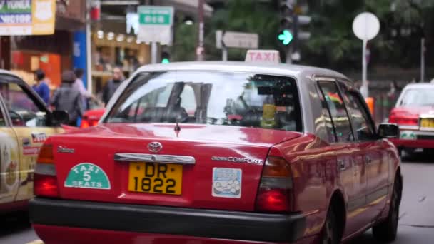 Червоне таксі в Гонконзі — стокове відео