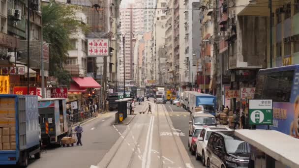 Strada con fermata del tram a Hong Kong — Video Stock