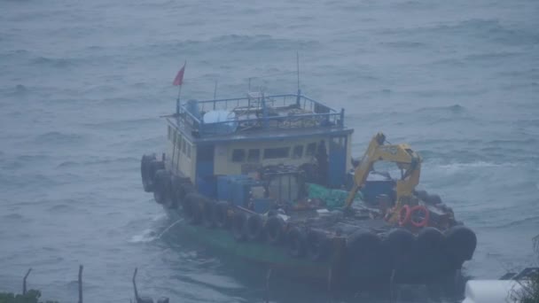 Barco pequeño en agua picada — Vídeos de Stock