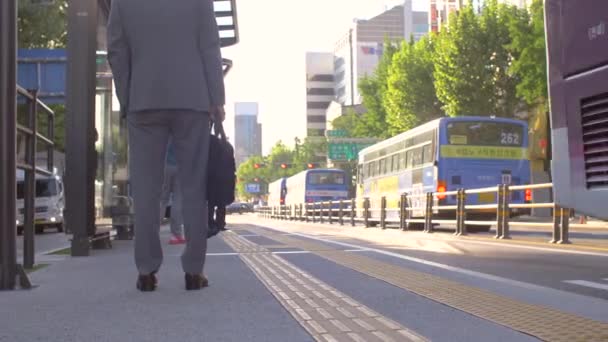 Smart Commuter wachten bij bushalte Stockvideo