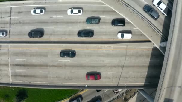Vista superior del tráfico en la autopista — Vídeo de stock