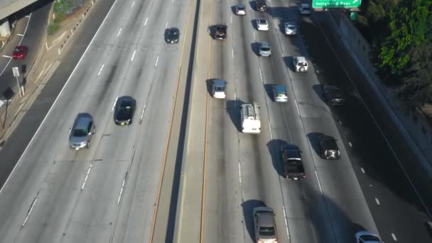 Rastreamento de carros em Hollywood Freeway — Vídeo de Stock