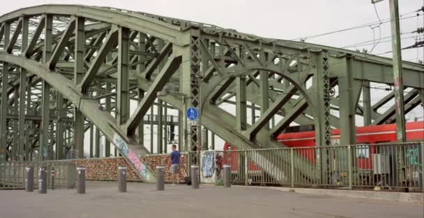 Tren en el puente Hohenzollern 4K — Vídeos de Stock