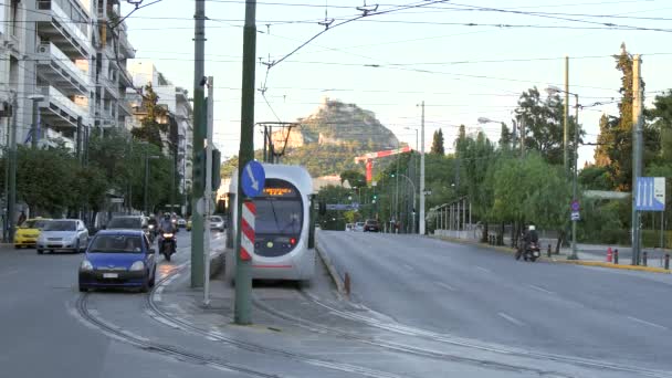 Tranvía en movimiento en Atenas — Vídeo de stock