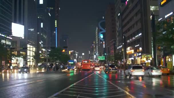 Natte drukke weg in het centrum van Seoul — Stockvideo