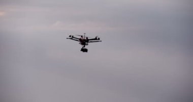 Gün Batımında Uçan Drone 4k