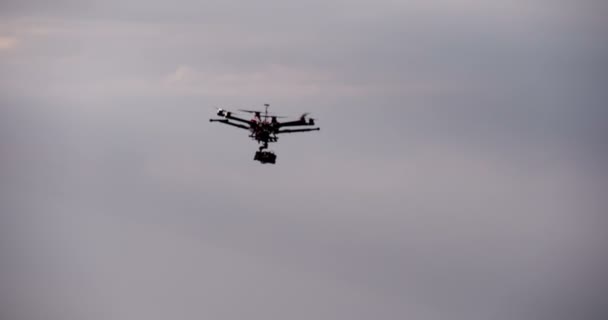 Drone vliegen in de zonsondergang 4k — Stockvideo