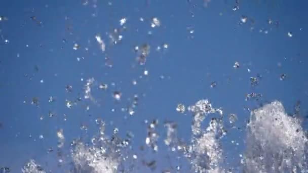 Einen Wasserstrahl fliegen lassen — Stockvideo