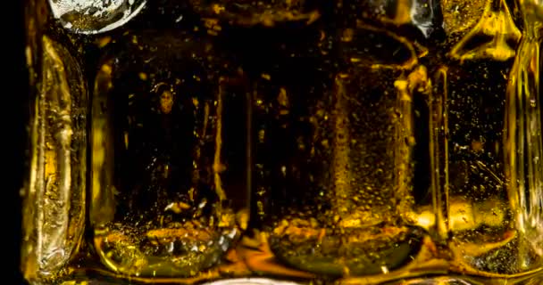 Facetas de canecas de vidro de cerveja 4K — Vídeo de Stock