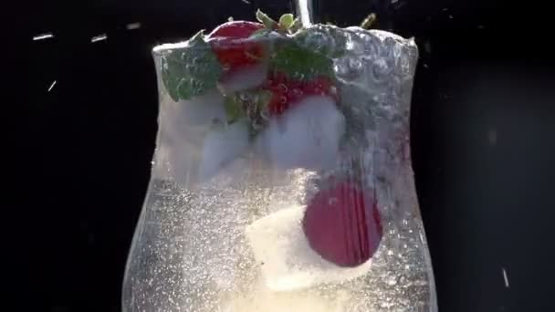 Glas sauberes kaltes Wasser mit Beeren hd — Stockvideo
