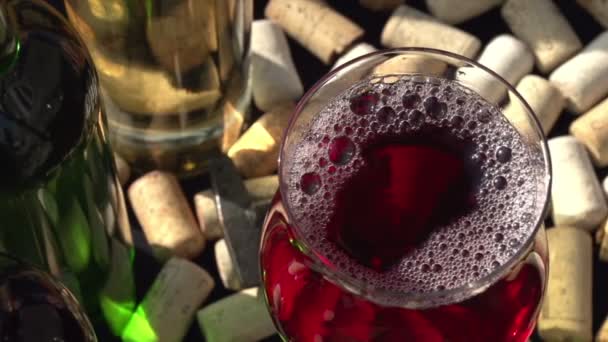 Copa con vino tinto en movimiento HD — Vídeos de Stock