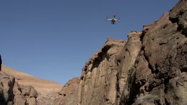 Flug-Quadrocopter in der Schlucht — Stockvideo