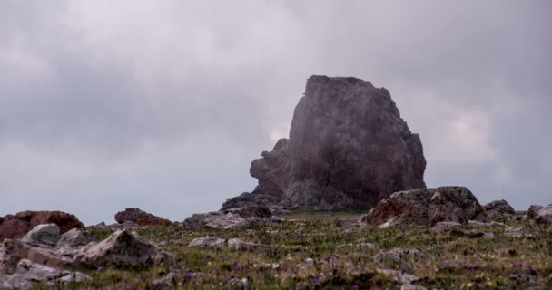 Tundra alpina tra le nuvole 4K — Video Stock