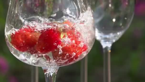 Вода розливається в склянку з полуницею HD — стокове відео