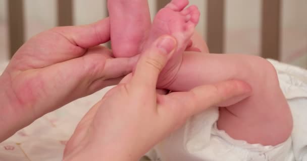 Ömtåliga fötter spädbarn 4K — Stockvideo