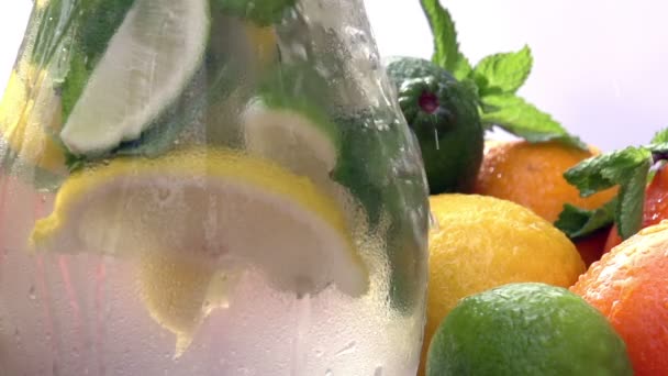 Preparação de limonada em uma jarra HD — Vídeo de Stock