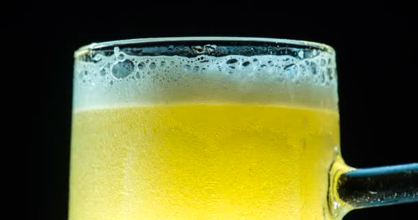 Erguendo bolhas de cerveja 4K — Vídeo de Stock