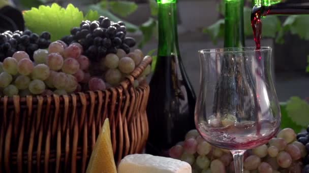 Červené víno nalito do skleněného HD — Stock video
