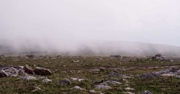 斜坡上 4k 的云蠕变 — 图库视频影像