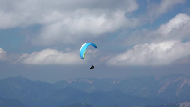 Siklóernyő és felhők a hegyek felett — Stock videók