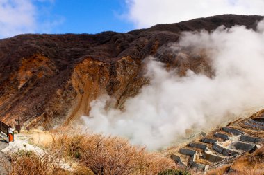 Dağ yakın yukarıya owakudani at Hakone, Japonya 'da duman geliyor