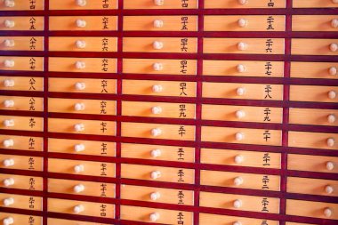 Senso ji Tapınağı Japonya'da çekmece omikujin (kağıt servet) için yukarıya kapatmak
