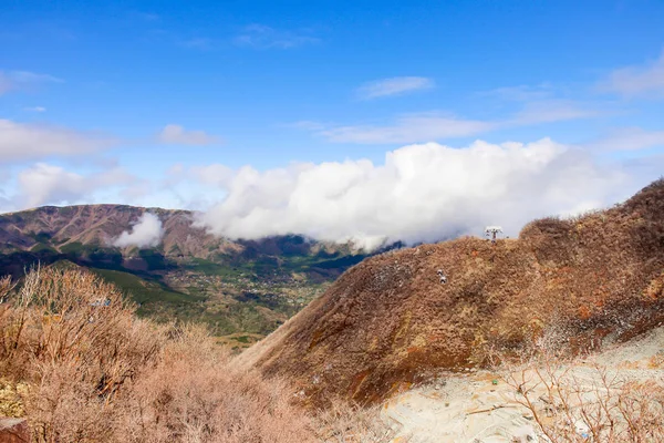 Owakudani, Hakone dağ ve mavi gökyüzü ile birçok teleferik closeup. Japonya