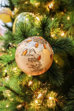 Tek güzellik turuncu yuvarlak Noel ağacı süslemeleri Closeup