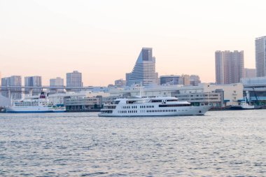 Tokyo'daki sumida nehir bakış açısı büyük tekne ve Gökkuşağı Köprüsü