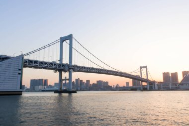 Görünüm Gökkuşağı Köprüsü, Tokyo'daki sumida nehir bakış açısı kapatın