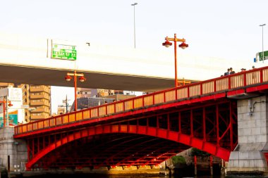 Japonya-21 Nisan 2018 Tokyo 'da büyük köprü görmek için Sumida nehir bakış açısı peyzaj. Jpg