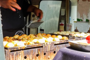 Japonya sokak gıda sıcak tavada Takoyaki Pişirme Süreci