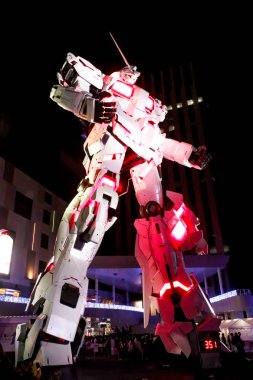 Japonya-21 Nisan 2018 gece sahnesi Gundam efsanesi Odaiba, Tokyo Gundam robot gerçek boyutu modeli