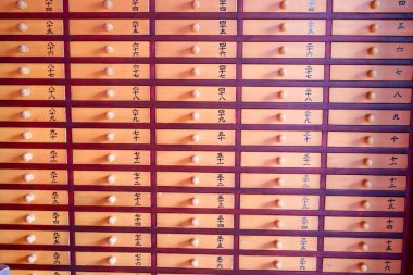 Japonya'da Senso ji Tapınağı'nda Omikuji (Kağıt Fortune) için Çekmeceler Makro
