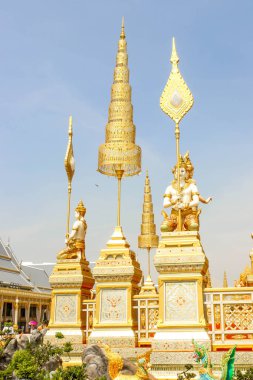 Bangkok, Tayland - 04 Kasım 2017; Kasım 04, mavi gökyüzü ile Royal krematoryum çevresinde takıma giren bazı yapıların altın güzeldir, 2017.Jpg