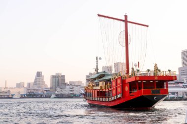 Closeup Tokyo'daki sumida nehir bakış açısı, bir kırmızı tekne