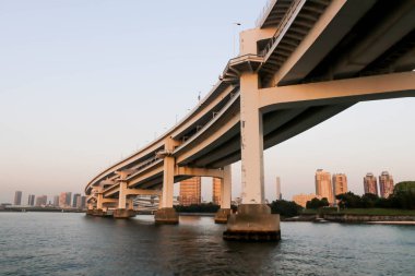 Sumida nehri manzaralı Gökkuşağı köprüsünü kapat, Tokyo