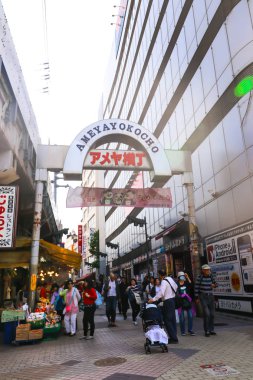 Japonya - 20th Nisan 2018; Ameyayogocho sokak görünümü Pazar alışveriş bölgesi, Tokyo, Japonya