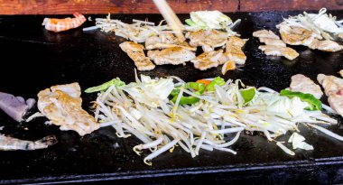 Portre, ızgara domuz eti tepanyaki Japonya'da sıcak tava üzerinde