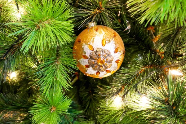 Tek turuncu yuvarlak Noel-ağaç süslemeleri closeup