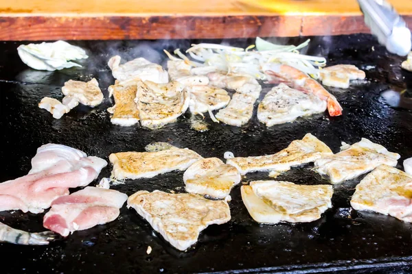 Closeup Japonya'nın geleneksel domuz tepanyaki sıcak tava üzerinde yapmak