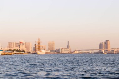 Tokyo, Japonya 'da Sumida Nehri bakış açısıyla bir tekne ve Gökkuşağı Köprüsü