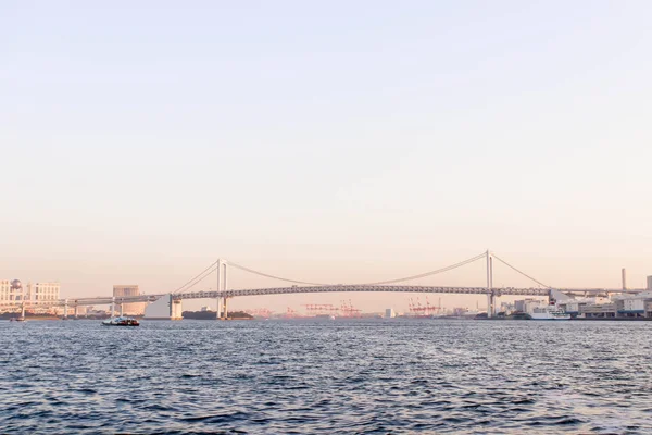 Κοντινό Πλάνο Μία Βάρκα Και Ουράνιο Τόξο Γέφυρα Στο Άποψη — Φωτογραφία Αρχείου