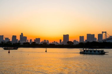 Sunset ve sumida nehir günbatımı bakış açısı, tokyo teknede manzara
