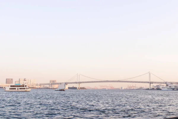 東京都墨田川の視点で つの船と虹橋のクローズ アップ — ストック写真