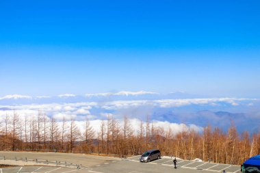 Japonya Alpler 5 istasyonu Mt Fuji Japonya ve park otobüs ile bulut çizgisinin üstündeki göster