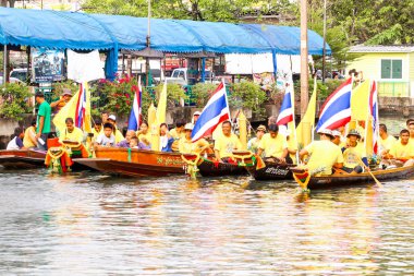 SAMUTSAKORN, THAILAND - 27 HAZİRAN, Tekne Geçitleri Samutsakorn, Tayland 'da 27 Temmuz 2018' de Katumban 'daki bir tapınağa geleneksel mumlar.
