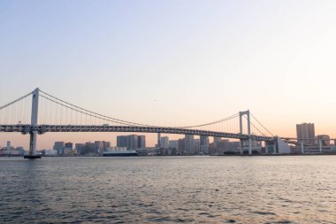 Tokyo 'daki Sumida Nehri' nde gökkuşağı köprüsü